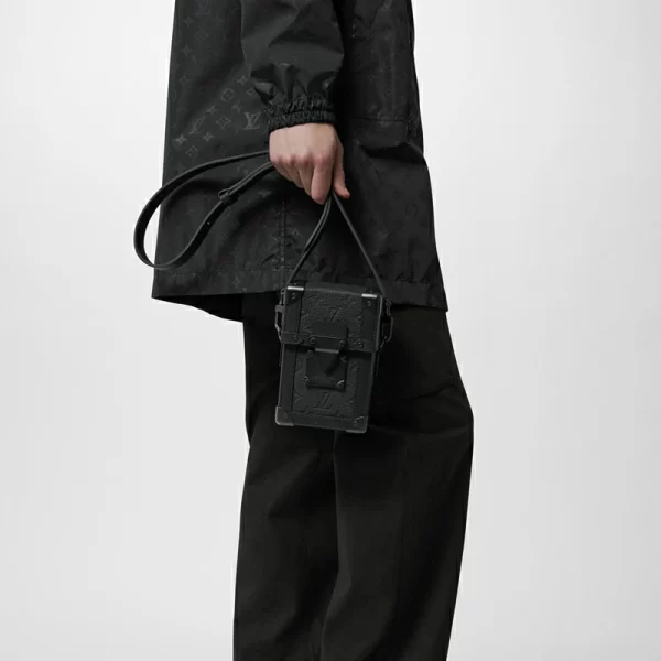 Vertical Trunk Wearable Wallet Taurillon Monogram in herentassen kleine tassen en heuptasjes collecties